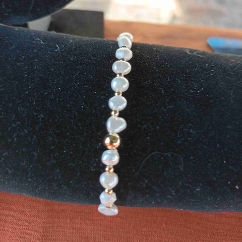 Bracelet en perles d'eau douce naturelles et plaqué or