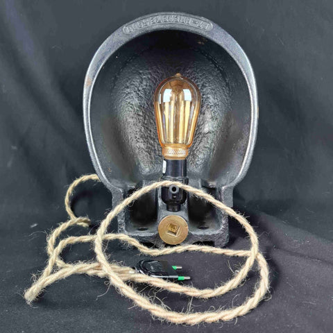 Lampe industrielle , A poser ou à poser en applique, ambiance chaude avec ampoule ambrée de face ou retournée en projection vers votre mur.
