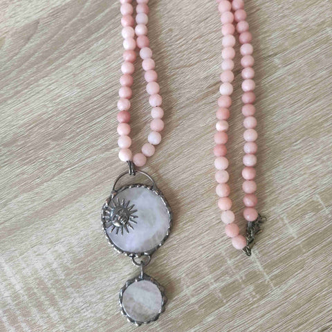 Sautoir perles Aventurine rose et pendentif Cristal de roche soleil