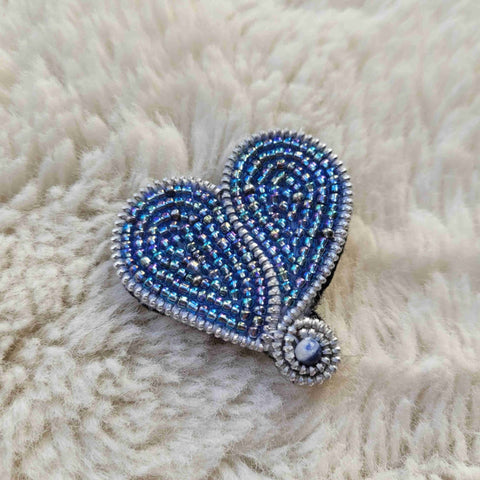 Broche coeur perlé bleu