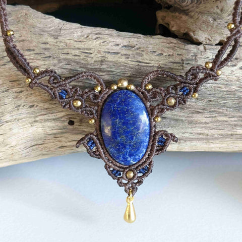 Collier ras du cou en micromacramé et pierre naturelle, Lapis lazuli, pierre bleu, perles et breloque en laiton