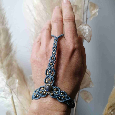 Bracelet bague en macramé avec pierre semi-précieuse.